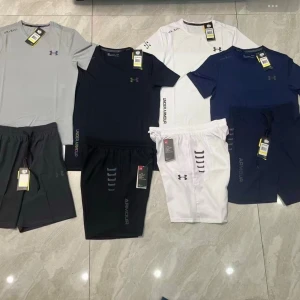 Under Armour t-shirt i flera färger - Sportig t-shirt från Under Armour med rund hals och kort ärm. Finns i svart, grå, vit och marinblå. Perfekt för träning med lätt och bekvämt material. Diskret logga på bröstet och stilren design.