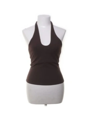 Brun halterneck topp - Snygg brun halterneck topp. Toppen har en tight passform och är perfekt för sommaren! Den är ifrån H&M men köptes på Sellpy. Säljer eftersom den inte passar mig. 