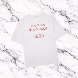 Vit Acne Studios T-Shirt - Vit t-shirt från Acne Studios i helt nytt skick. Perfekt till våren/sommaren. Fler bilder kan skickas om det skulle begäras. Pris kan alltid diskuteras 😁