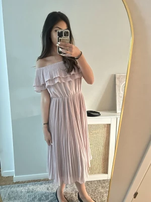 Babyrosa volang klänning - jättefin , använd en gång perfekt yill fest eller bal lite stor på mig på bild men har stotlek s egentligen, ja är ungefär 157