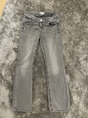 Grå bootcut/raka jeans med fickdetaljer - Väldigt stora för att vara storlek 158. Är 167cm och dom sitter väldigt bra på mig.