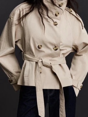 Bershka Trenchcoat  - Säljer denna populära slutsålda jackan då jag beställde 2 storlekar och behöll den andra. Super fin och i helt nytt skick, endast testad och aldrig använd. Lappen sitter även kvar. (Storlek S) men passar även både XS och M skulle jag säga, beroende på hur man vill att den ska sitta.