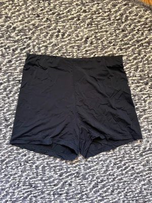 Svarta shapingtights från SHEIN - Svarta shapingtights från SHEIN i storlek S (EU 36). Tightsen har hög midja och korta ben, tillverkade i ett stretchigt och mjukt material som formar kroppen. Perfekta att bära under klänning eller kjol för extra komfort. Förhindra lårskav!