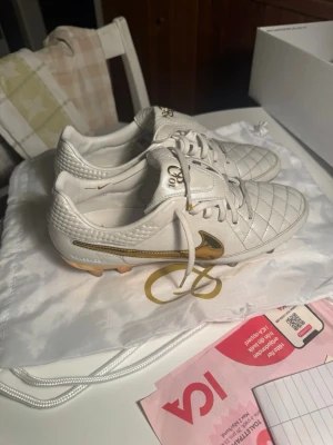 Ronaldinho Rgn tiempo limited edition storlek 43 - Limiterade tiempos i storlek 43 . Använda max 5 gånger 