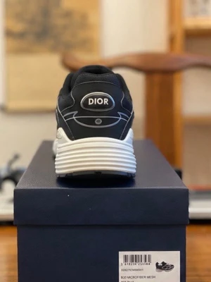 Dior B30 svarta sneakers - Svarta Dior B30 sneakers med vit sula och vita detaljer. Skorna har mesh och mikrofiber i ovandelen, tydlig Dior-logga bak och CD-detalj framtill. Snygg kontrast mellan svart och vitt, samt sportig design med klassiska snörningar.