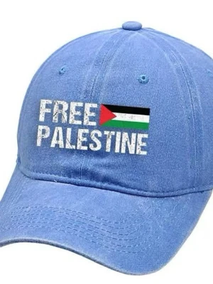 Blå keps med Free Palestine-tryck - Snygg blå keps med böjd skärm och broderade ventilationshål. Framsidan har ett tryck med texten 'FREE PALESTINE' och en liten palestinsk flagga. Kepsen har klassisk passform och justerbar rem bak. Perfekt för dig som vill göra ett statement.