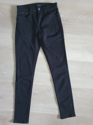 Polo Ralph Lauren mid rise skinny jeans - Polo Ralph Lauren The Tompkins Mid rise skinny jeans i strl 27 i nytt skick använda några få gånger !🌸