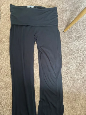 Mörkblå yoga pants bootcut  - Blå yoga pants med utsvängda ben. I mjukt och stretchigt material. Från lager 157 i storlek S💗Bra skick