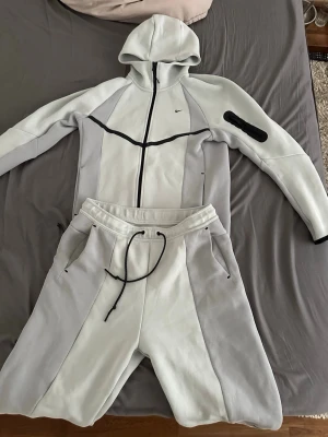 Nike tech tracksuit - ni förstår inte hur skön denna är. Koftan är M passar S och byxorna är L