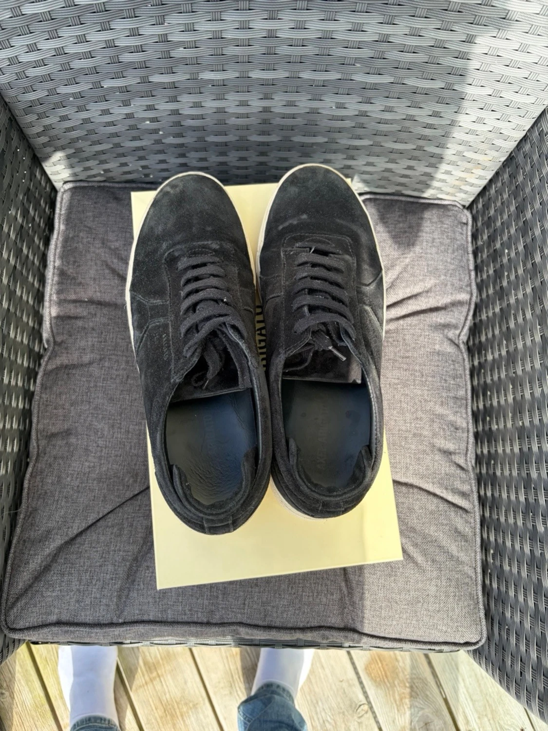 Svarta sneakers från Axel Arigato i mocka - 3