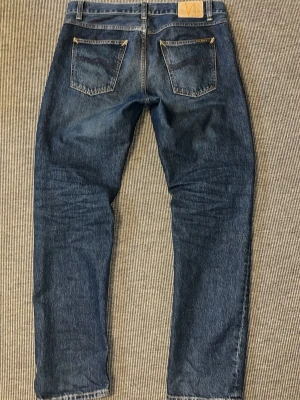 Nudie gritty Jackson - Säljer ett par blå jeans från Nudie Jeans med rak passform. Modellen på jeansen är gritty Jackson. Storlek W32/L32. Dom har tvättats 2 gånger så dom är i väldigt bra skick. Priset kan diskuteras!!!