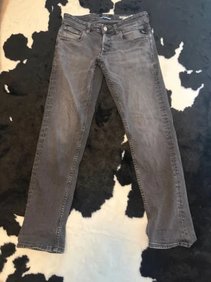 Replay jeans - Tjo, säljer ett par replay jeans i modellen ”grover”. Jeansen ska vara i straight fit men anser den som mer straight-slim. Mycket god skick!