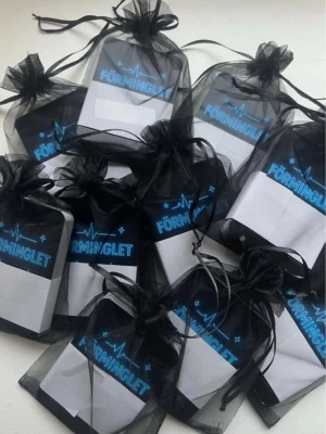 Förfest kortspel  - Kortspel perfekt för fester och förmingel! Innehåller 40 kort med kategorierna ”pekleken, jag har aldrig, utmaningar och diskussionfrågor!” Fyra olika festspel i en o samma 😍🙌🏼.  Sneakpeek bild 2!  Skriv för att se fler kort!                                               gjorda av oss på Flipit UF (Instagram), direkt från produktion och i originalförpackning! 