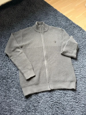 Massimo Dutti Fullzip - Säljer en Massimo fullzip i storlek S men som kan passa M också. Tröjan har hållts i fint skick och jag själv är enda ägare och orginalköpare. Mitt pris ligger på 899kr för denna tröja, men är självklart öppen för lite förhandling och bytesförslag kan fungera.
