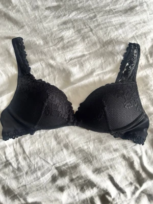 Intimissimi bh - Svart Intimissimi bh ”Gioia Pretty Flowers pushup” använd några gånger! Storlek 75C🩷