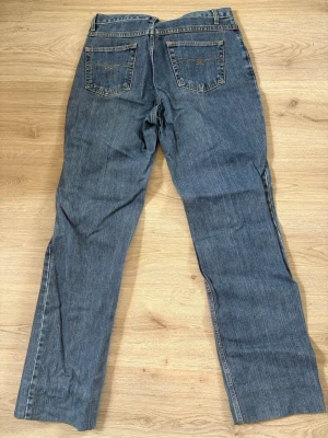 Blå straight jeans  - Klassiska blå jeans med staight-passform. Jeansen har normalhög midja och raka ben. Tillverkade i denim med synliga sömmar och bälteshällor. Perfekta för en avslappnad och tidlös look. Skrynkliga men tas bort i tvätten (jag kan fixa om önskas)