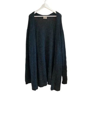 Mörkgrön lång kofta från Acne Studios Xxs - Mysig och oversized mörkgrå kofta från Acne Studios. Koftan är öppen framtill utan knäppning, har långa ärmar och är tillverkad i ett mjukt, fluffigt material som ger en avslappnad look. Passar XXS till M skulle jag säga.