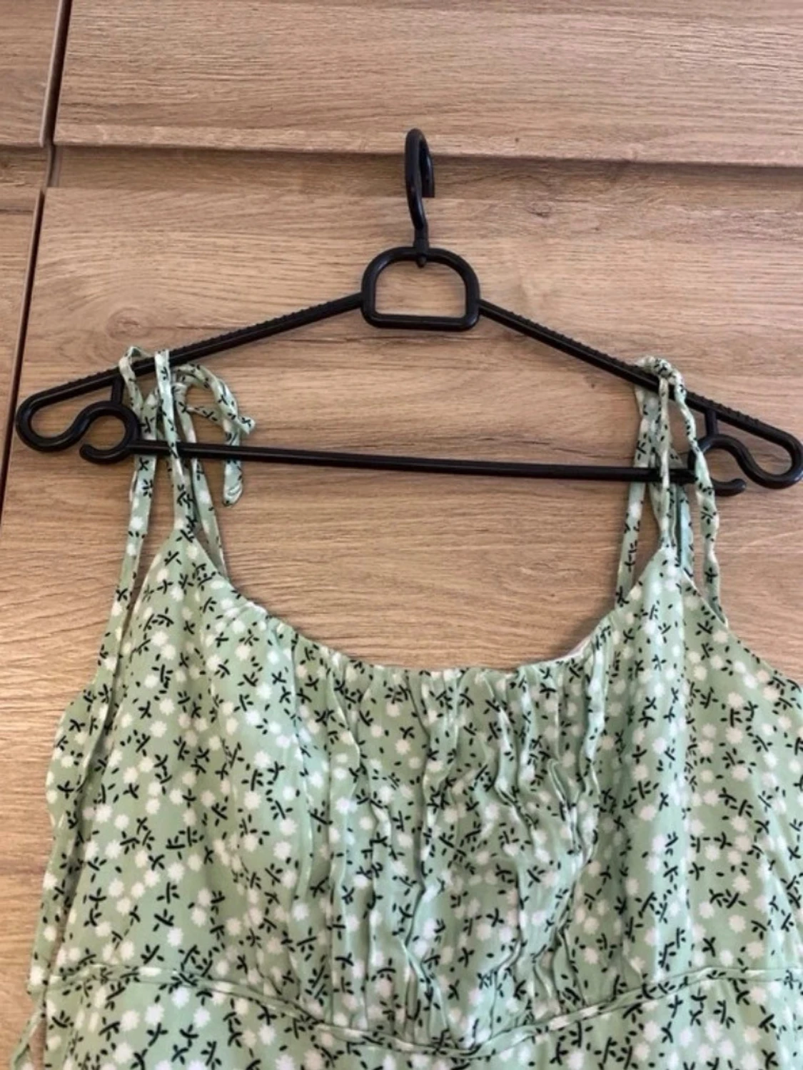 Grön blommig kortklänning med shorts  - 1