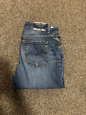 Replay jeans - Unika jeans från replay, ny skick. Skriv för fler bilder. W28 28 passar mig riktigt bra är cirka 180cm. 