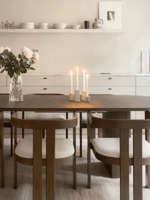 Helt nya valnöt stolar - Helt nya! Super trendiga design stolar. De är i valnöt och en beige/ vit sits. De ligger ännu kvar i kartongen hemma. Finns att hämta i Karlstad. 5000 för båda, nypriset var 6490. Betalning sker på plats via Swish.