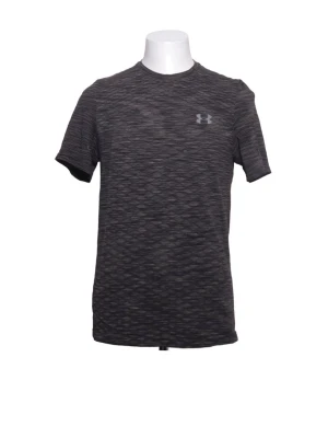 Svart tränings-tshirt från Under Armour - Snygg svart tränings-tshirt från Under Armour med diskret mönster och logga på bröstet. T-shirten har rund halsringning och är tillverkad i ett lätt och snabbtorkande material som passar perfekt för träning och sport. 