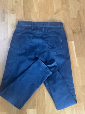 Mörkblå slim fit jeans Replay - Snygga Replay Jeans 