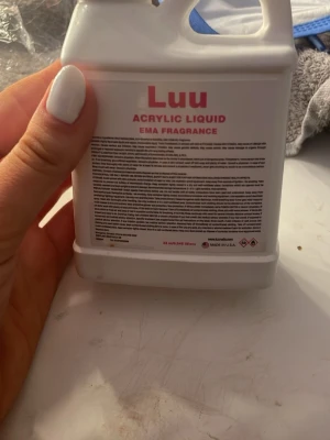 Luu Acrylic Liquid EMA Fragrance - Acrylic Liquid från Luu med EMA-doft, perfekt för att skapa akrylnaglar. Kommer i en vit plastflaska med skruvlock. Vätskan används för att blanda med akrylpulver vid nagelförlängning och design. halv full!!!