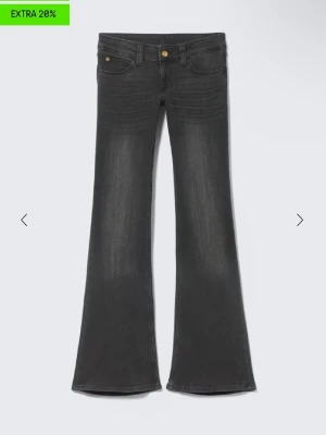 Weekday jeans  - Snygga lågmidjade bootcut jeans från Weekday. De är i gråaktig färg med tvättning. Inga defekter förutom att de är lite nertrampade baktill men inget som syns vid användning. Skriv för egna bilder! Storlek 29/32. 