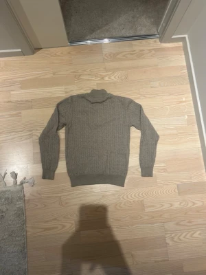 Stenströms - half zip - Stickad beige tröja med halv dragkedja från stenströms. Väldigt snygg och skön. Det är en S men den är liten i storleken 