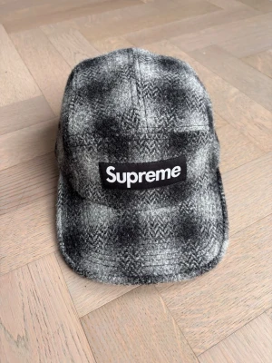 Supreme x Harris Tweed keps - Supreme x Harris Tweed keps som är köpt nyc, är i tweed material och jättesnygg och skön nu när de är kallt men även när de blir varmare. Vid frågor är de bara är skriva!