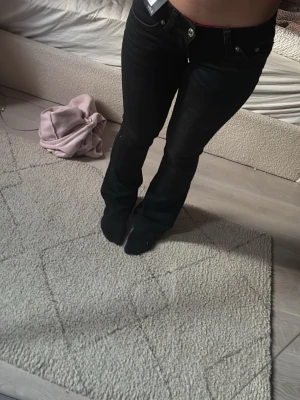 Svarta bootcut  jeans med låg midja - Jätte fina jeans från g Rise. Helt nya prislappen kvar. Aldrig använda. Tyvär för små för mig. Xs 