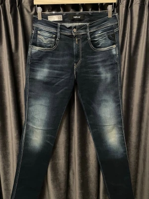 Replay anbass hyperflex  - Replay anbass hyperflex - skick 9/10, mycket fint skick! - storlek 28/32 - sjukt feta och sköna jeans, väldigt snygg wash! - hör av er för mått eller andra frågor🙌