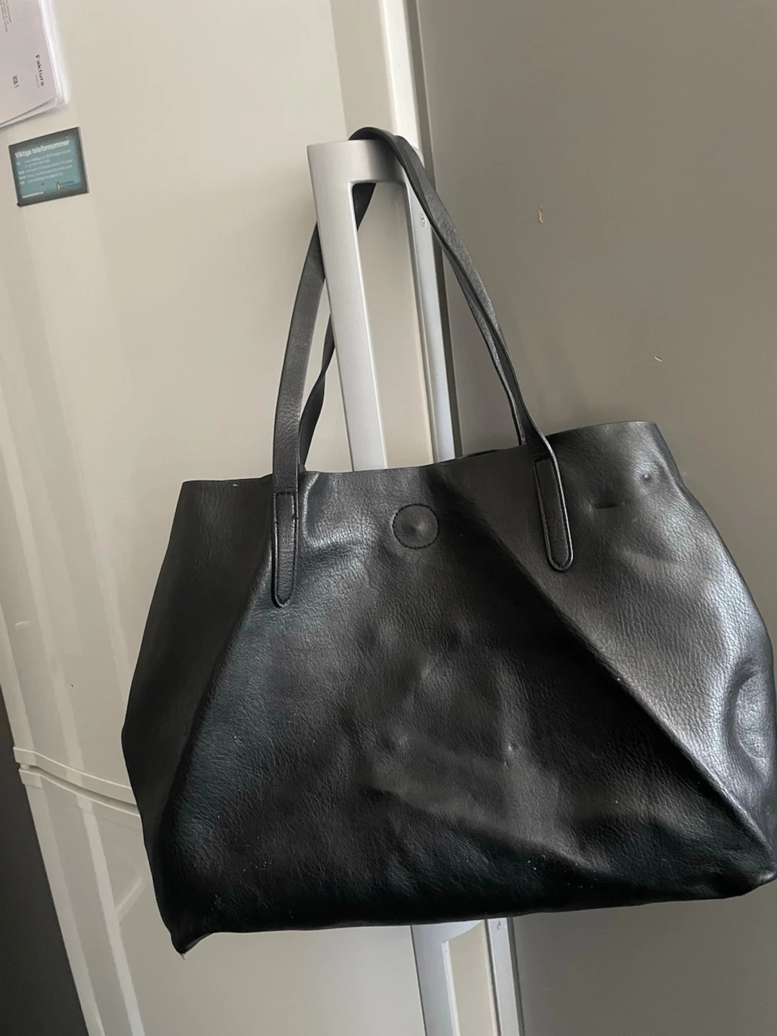 Svart tote handväska med tofs - 1