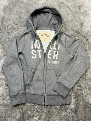 Hollister hoodie - Säljer denna sällsynta och mycket eftertraktade Hollister hoodie | Storlek S | Skick 9/10 | Vid eventuella frågor hör gärna av dig och erbjuder bra pris vid köp av bundle 😁✅
