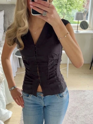 Weekday topp - Jättesnygg topp från weekday som endast är använd 3 gånger! Storlek 34