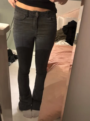 Svarta bootcut jeans från VILA - Säljer ett par svarta bootcut jeans från VILA i storlek XS 💗