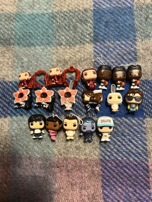 Stranger things figurer kinder joy  - Stranger things figurer från kinder joy, inköpte för 40 kronor styck, säljer 1 för trettio kr eller alla för 500, skriv vilka ni vill ha så fixar jag en ny annons med dem ni vill ha, pris kan diskuteras ☺️