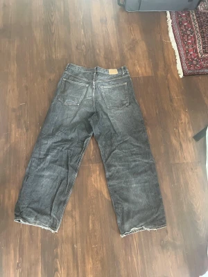 Weekday Astro - Baggy brallor me grym passform från weekday