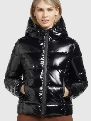 Svart glansig pufferjacka med huva - Snygg svart pufferjacka med glansig finish och stor vadderad huva. Jackan har dragkedja framtill, två sidofickor och breda kanaler för extra värme. Perfekt för kalla vinterdagar och ger en modern look. Skriv vid funderingar, som ny!