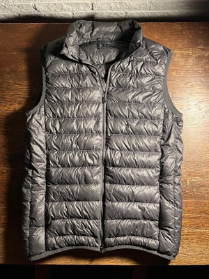 Riley dunväst - Fet Riley dunväst i storlek M!