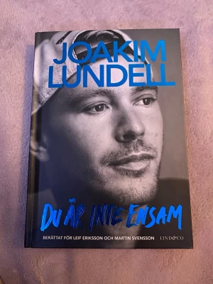 Du är inte ensam av Joakim Lundell - Säljer boken 'Du är inte ensam' av Joakim Lundell, berättad för Leif Eriksson och Martin Svensson. Signerad! FINNS PÅ FLER SIDOR!!