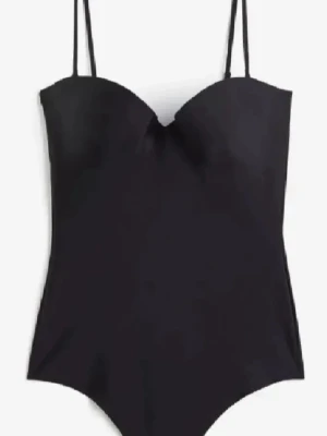 Svart body - Säljer en svart body i fint skick och helt oanvänd. kontakta gärna innan köp eller vid fler frågor/bilder💕