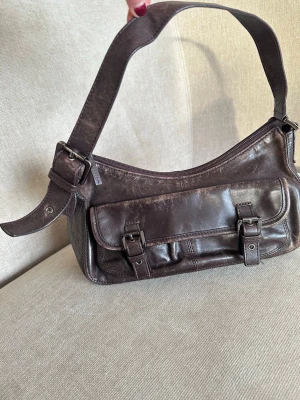 Vintage väska i läder - Så cool vintage väska i läder. Med silvriga spännen. Lite smutsig innuti men går säkert att göra rent. 💗💗