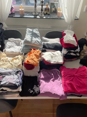 Stort paket dam kläder (kan köpas separat, priset är inte 100kr för allt) - Säljer ett stort paket med damkläder i olika färger och stilar. Innehåller bland annat mjuka byxor, t-shirts, shorts, nattlinnen och hoodies. Färgerna varierar från svart, rosa, lila, vitt, orange till mönstrat. Perfekt för mysiga hemmakvällar.