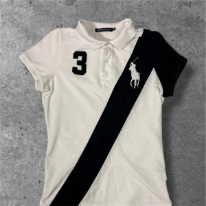 Ralph Lauren piké - Säljer denna riktigt schyssta pikén från Ralph Lauren | damstorlek M, passar kanske XS som herr | skick: 8/10, inte perfekt skick | Hör av er vid frågor, pris kan diskuteras vid snabb affär 🙌 