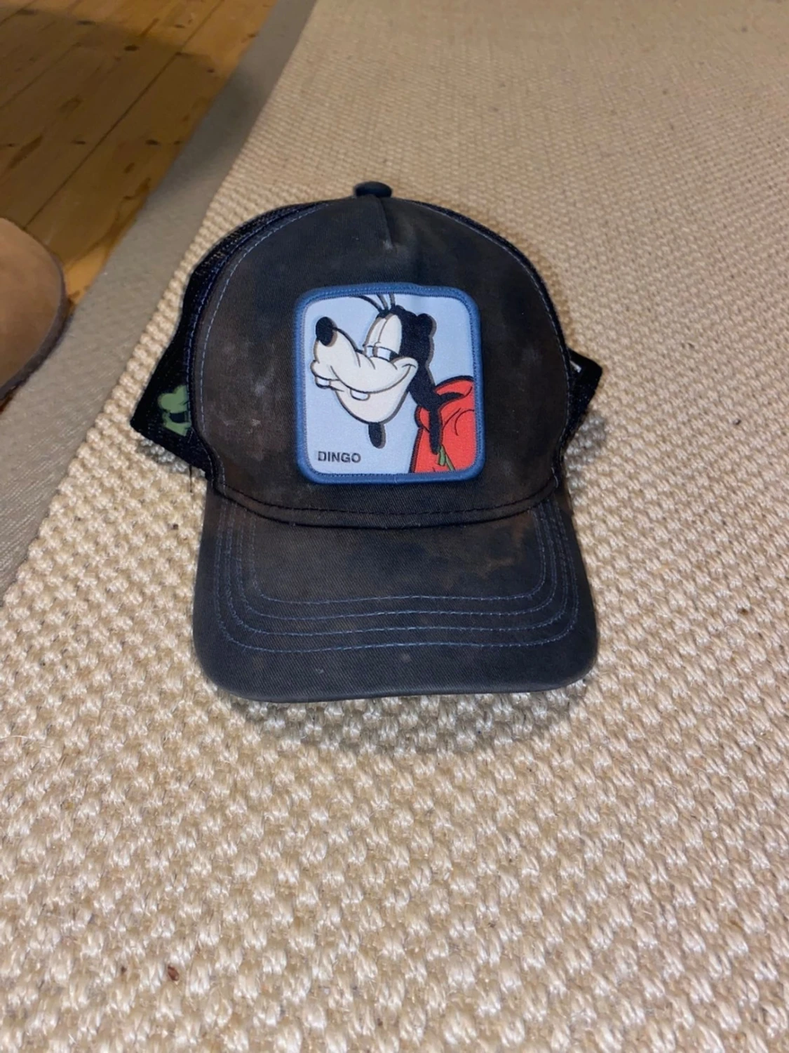 Svart truckerkeps med Dingo-tryck