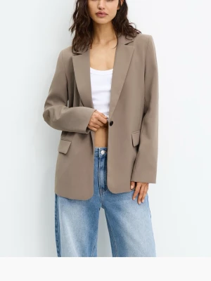 Beige oversized kavaj - Beige oversized kavaj i stilren och tidlös modell. Rak passform med markerade axlar, enkelknäppning framtill och fickor med lock. Perfekt att styla både till jeans för en avslappnad look eller över klänning för en mer uppklädd känsla. Väldigt trendig och lätt att matcha 🤍