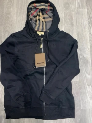 Burberry hoodie   - En fin burberry hoodie för liten haft på mig den en gång kom för trade