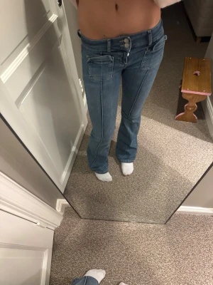 Blå Nelly jeans - Så fina blåa Nelly jeans i storlek 32❤️väldigt fint skick, knappt använda🥰