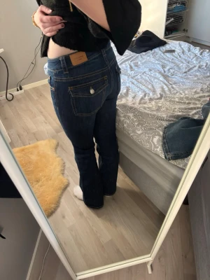 Jeans🫰🏻 - Säljer dessa jeans från Gina som har snygga knappar på bakfickorna💕